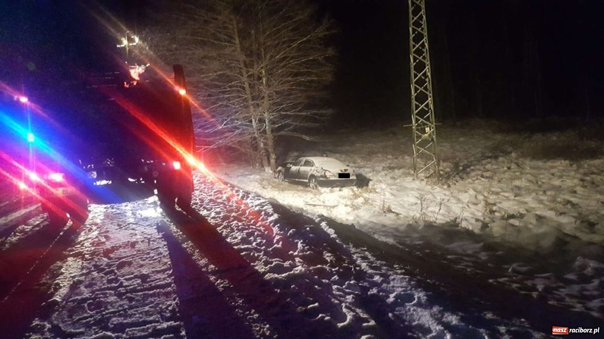 Zdjęcie w galerii na portalu naszraciborz.pl: Mercedes uderzył w drzewo. Pożar w fabryce  wiadomości z regionu