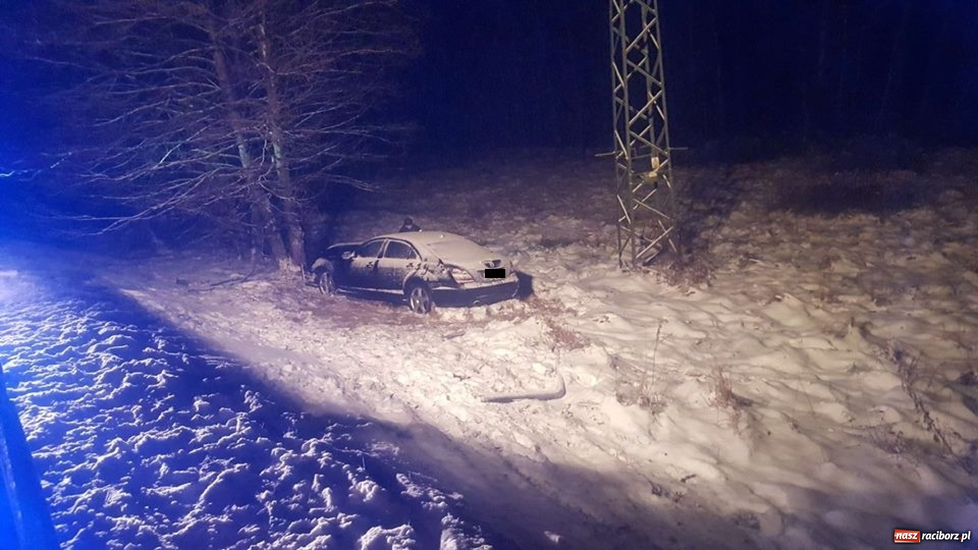 Zdjęcie w galerii na portalu naszraciborz.pl: Mercedes uderzył w drzewo. Pożar w fabryce  wiadomości z regionu