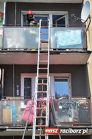 Zdjęcie w galerii na portalu naszraciborz.pl: Mama zatrzaśnięta na balkonie wiadomości z regionu