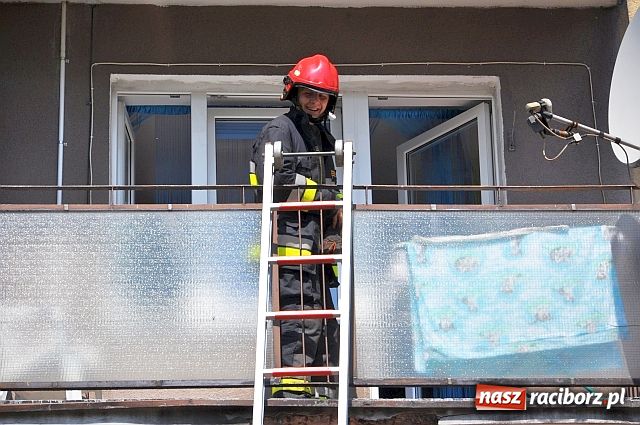 Zdjęcie w galerii na portalu naszraciborz.pl: Mama zatrzaśnięta na balkonie wiadomości z regionu