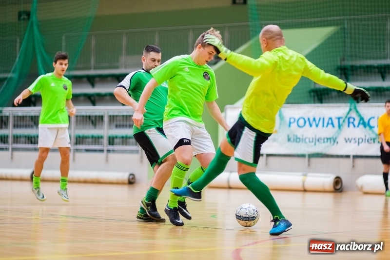Zdjęcie w galerii na portalu naszraciborz.pl: Sobota w HLPN. Prawie pięćdziesiąt goli w lidze futsalu wiadomości z regionu