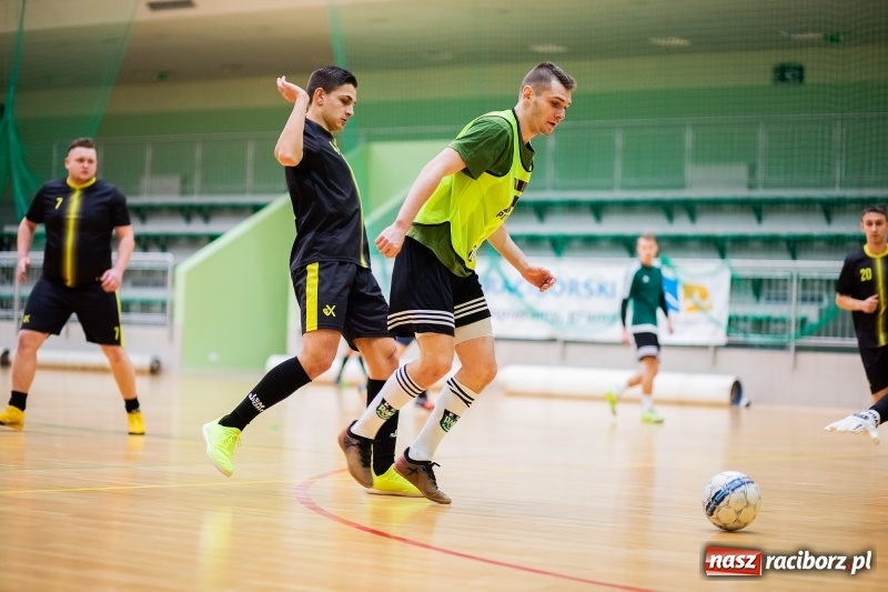 Zdjęcie w galerii na portalu naszraciborz.pl: Sobota w HLPN. Prawie pięćdziesiąt goli w lidze futsalu wiadomości z regionu