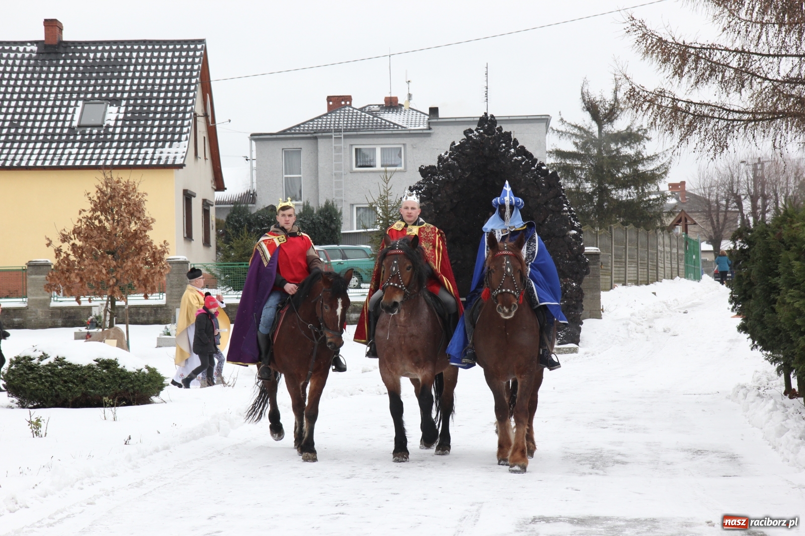 Zdjęcie w galerii na portalu naszraciborz.pl: Orszak Trzech Króli i wspólne kolędowanie w Kobyli wiadomości z regionu