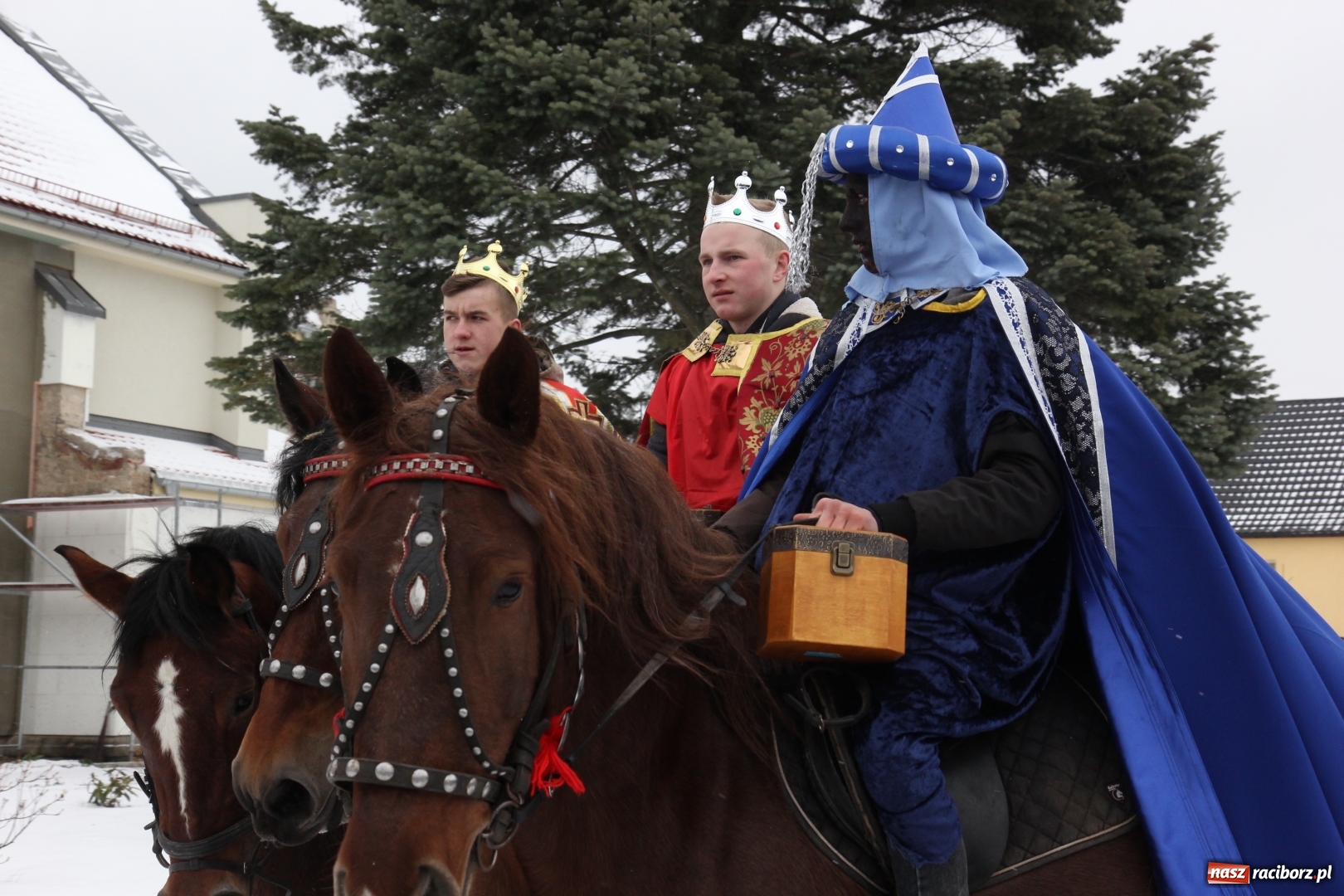 Zdjęcie w galerii na portalu naszraciborz.pl: Orszak Trzech Króli i wspólne kolędowanie w Kobyli wiadomości z regionu