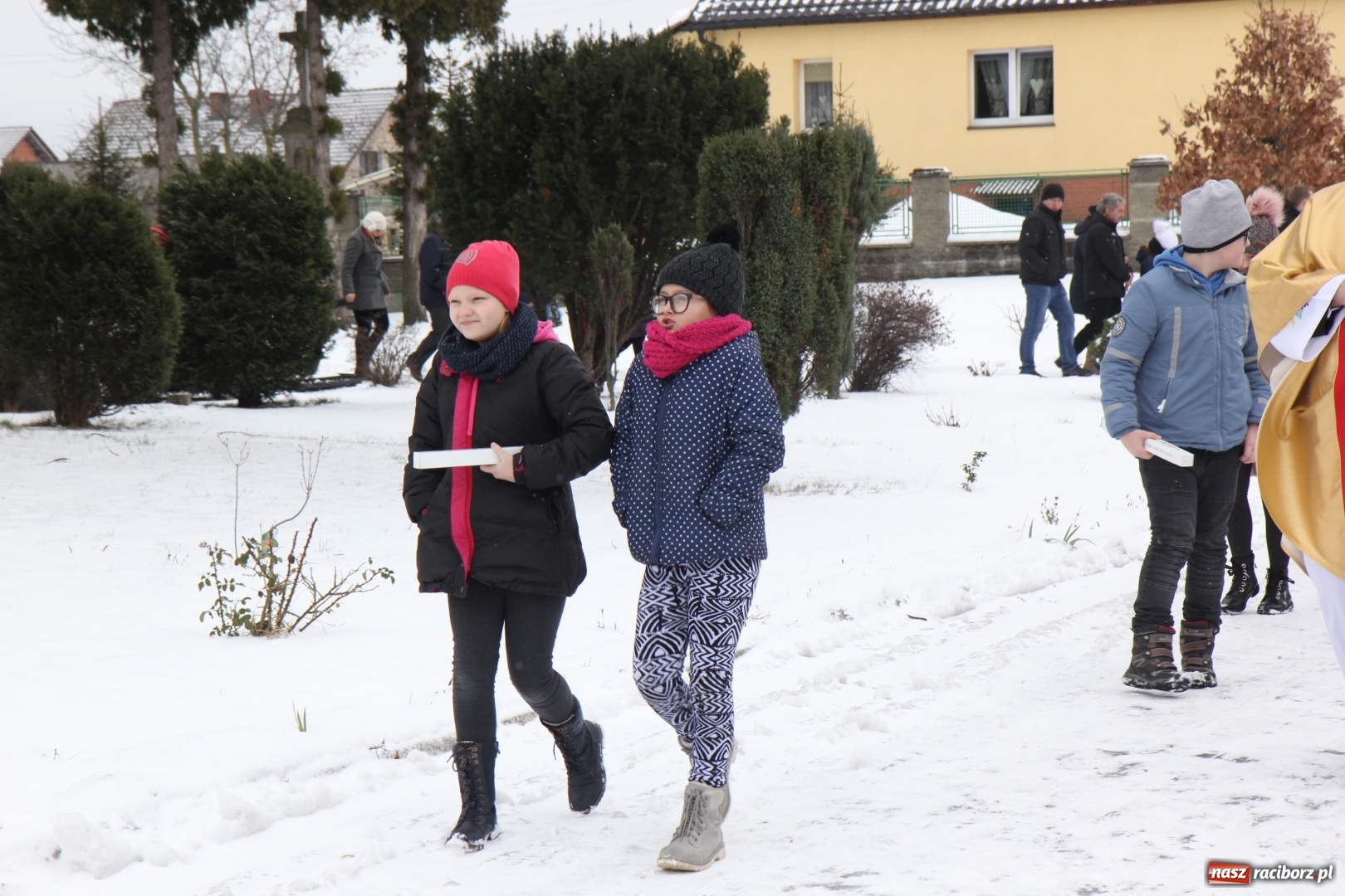 Zdjęcie w galerii na portalu naszraciborz.pl: Orszak Trzech Króli i wspólne kolędowanie w Kobyli wiadomości z regionu