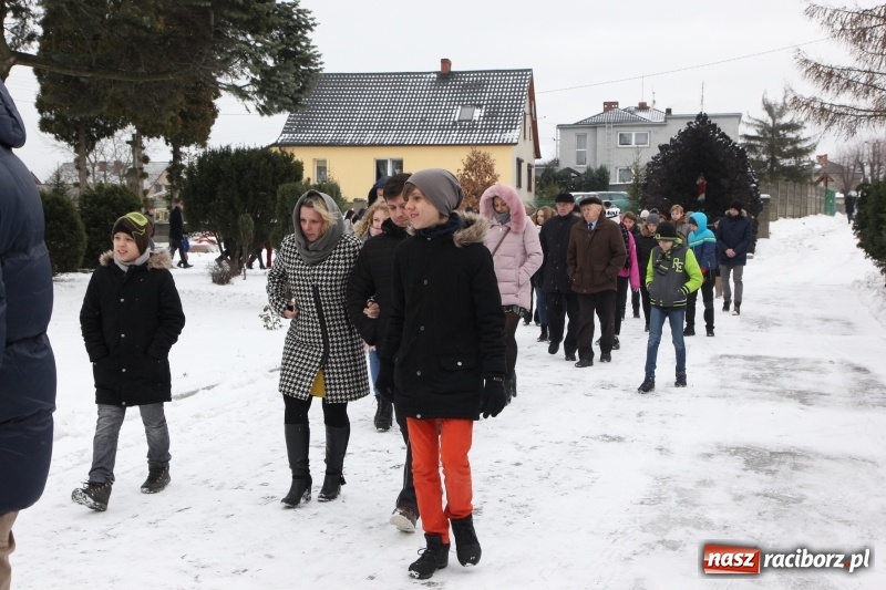 Zdjęcie w galerii na portalu naszraciborz.pl: Orszak Trzech Króli i wspólne kolędowanie w Kobyli wiadomości z regionu