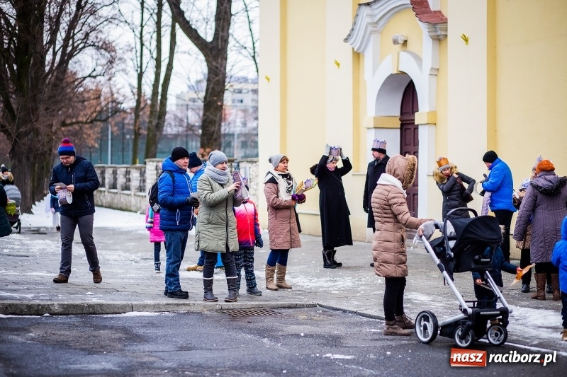 Zdjęcie w galerii na portalu naszraciborz.pl: Raciborski Orszak Trzech Króli tym razem miał trzy strumienie WIDEO wiadomości z regionu