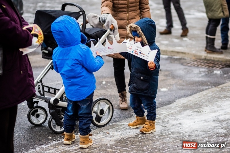 Zdjęcie w galerii na portalu naszraciborz.pl: Raciborski Orszak Trzech Króli tym razem miał trzy strumienie WIDEO wiadomości z regionu