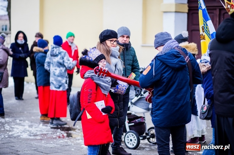 Zdjęcie w galerii na portalu naszraciborz.pl: Raciborski Orszak Trzech Króli tym razem miał trzy strumienie WIDEO wiadomości z regionu