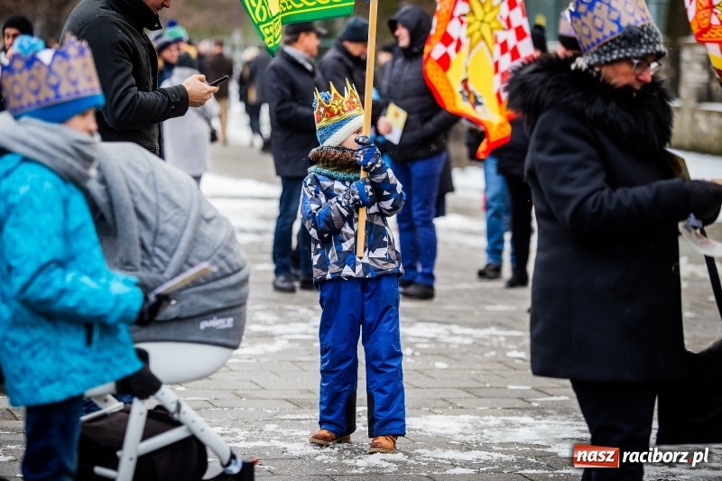 Zdjęcie w galerii na portalu naszraciborz.pl: Raciborski Orszak Trzech Króli tym razem miał trzy strumienie WIDEO wiadomości z regionu