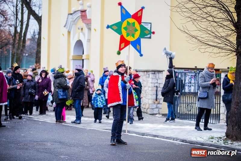 Zdjęcie w galerii na portalu naszraciborz.pl: Raciborski Orszak Trzech Króli tym razem miał trzy strumienie WIDEO wiadomości z regionu