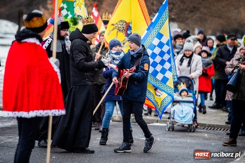 Zdjęcie w galerii na portalu naszraciborz.pl: Raciborski Orszak Trzech Króli tym razem miał trzy strumienie WIDEO wiadomości z regionu
