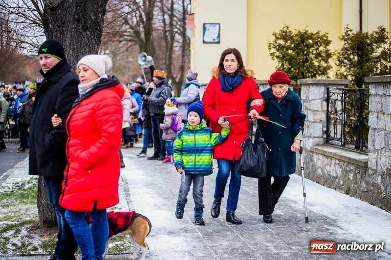 Zdjęcie w galerii na portalu naszraciborz.pl: Raciborski Orszak Trzech Króli tym razem miał trzy strumienie WIDEO wiadomości z regionu