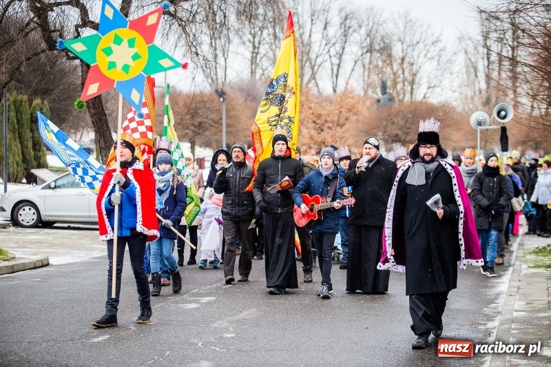 Zdjęcie w galerii na portalu naszraciborz.pl: Raciborski Orszak Trzech Króli tym razem miał trzy strumienie WIDEO wiadomości z regionu