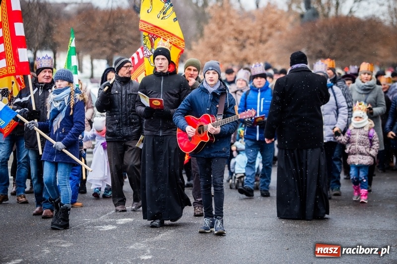 Zdjęcie w galerii na portalu naszraciborz.pl: Raciborski Orszak Trzech Króli tym razem miał trzy strumienie WIDEO wiadomości z regionu