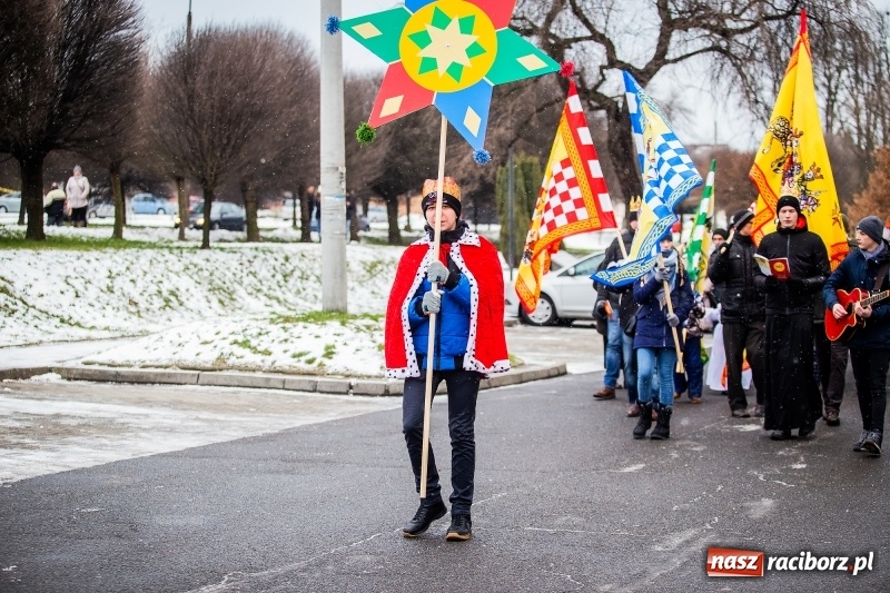 Zdjęcie w galerii na portalu naszraciborz.pl: Raciborski Orszak Trzech Króli tym razem miał trzy strumienie WIDEO wiadomości z regionu