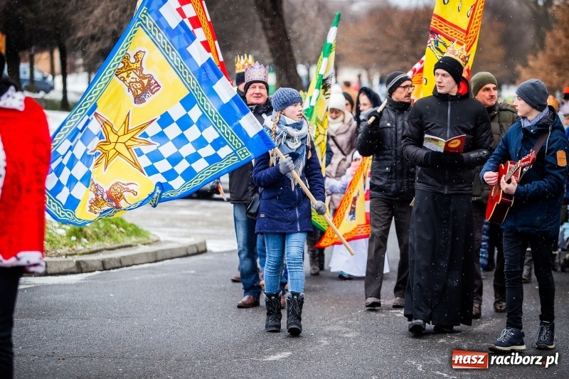 Zdjęcie w galerii na portalu naszraciborz.pl: Raciborski Orszak Trzech Króli tym razem miał trzy strumienie WIDEO wiadomości z regionu