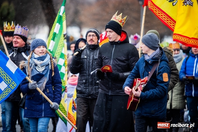 Zdjęcie w galerii na portalu naszraciborz.pl: Raciborski Orszak Trzech Króli tym razem miał trzy strumienie WIDEO wiadomości z regionu