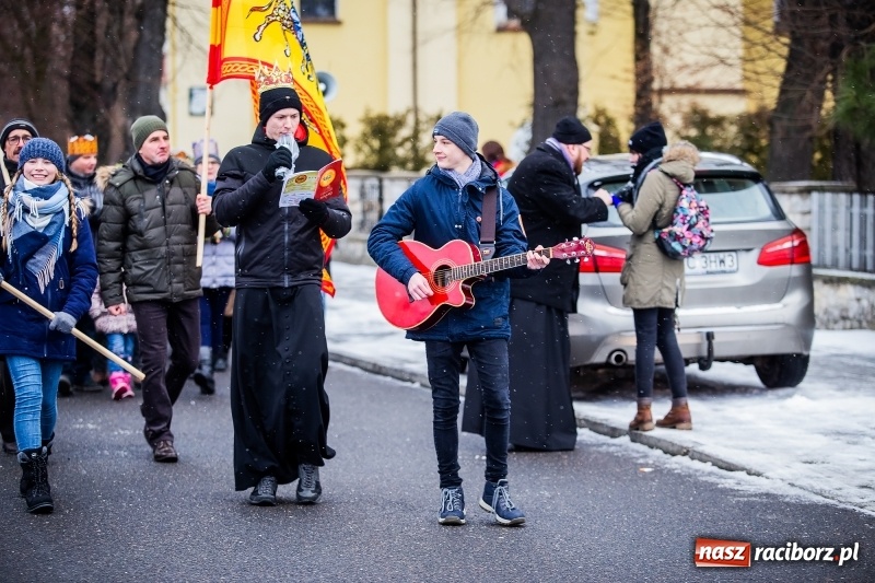 Zdjęcie w galerii na portalu naszraciborz.pl: Raciborski Orszak Trzech Króli tym razem miał trzy strumienie WIDEO wiadomości z regionu
