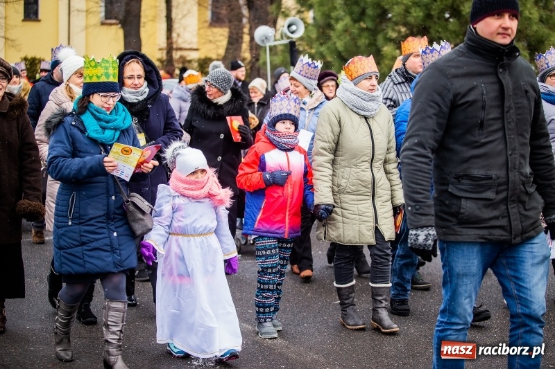 Zdjęcie w galerii na portalu naszraciborz.pl: Raciborski Orszak Trzech Króli tym razem miał trzy strumienie WIDEO wiadomości z regionu
