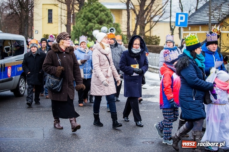 Zdjęcie w galerii na portalu naszraciborz.pl: Raciborski Orszak Trzech Króli tym razem miał trzy strumienie WIDEO wiadomości z regionu
