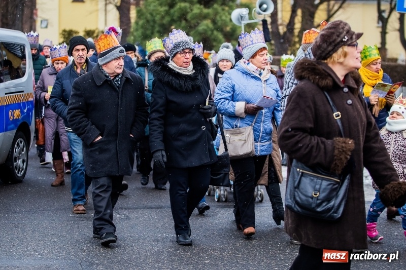 Zdjęcie w galerii na portalu naszraciborz.pl: Raciborski Orszak Trzech Króli tym razem miał trzy strumienie WIDEO wiadomości z regionu