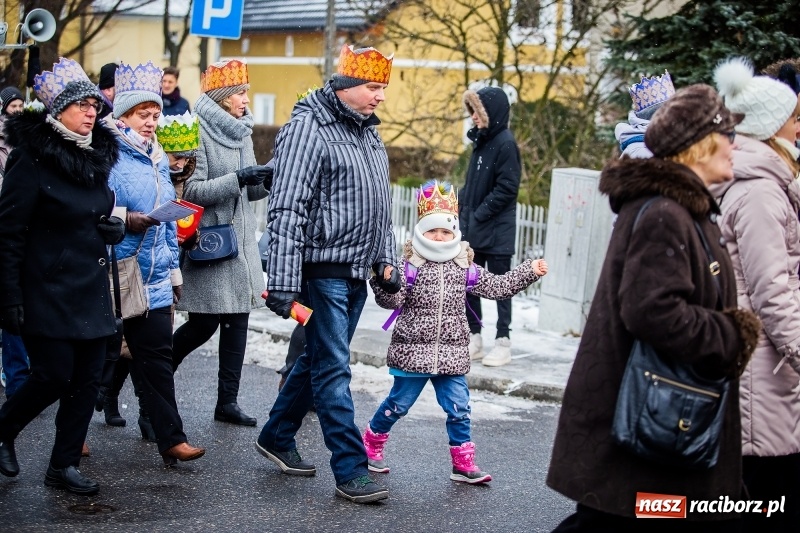 Zdjęcie w galerii na portalu naszraciborz.pl: Raciborski Orszak Trzech Króli tym razem miał trzy strumienie WIDEO wiadomości z regionu