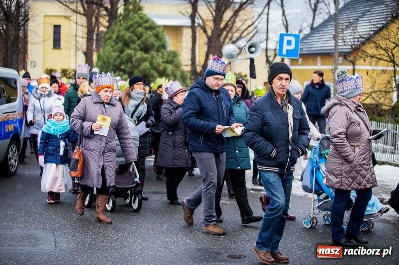 Zdjęcie w galerii na portalu naszraciborz.pl: Raciborski Orszak Trzech Króli tym razem miał trzy strumienie WIDEO wiadomości z regionu