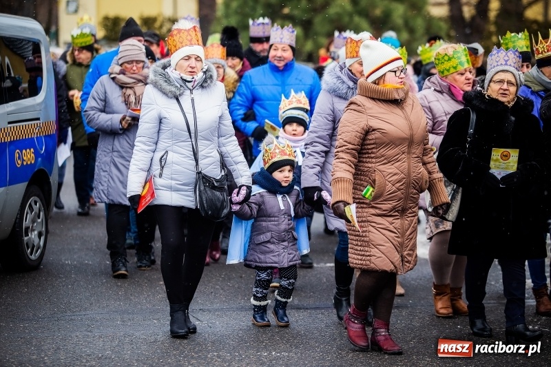 Zdjęcie w galerii na portalu naszraciborz.pl: Raciborski Orszak Trzech Króli tym razem miał trzy strumienie WIDEO wiadomości z regionu