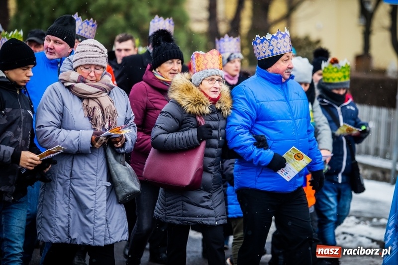 Zdjęcie w galerii na portalu naszraciborz.pl: Raciborski Orszak Trzech Króli tym razem miał trzy strumienie WIDEO wiadomości z regionu