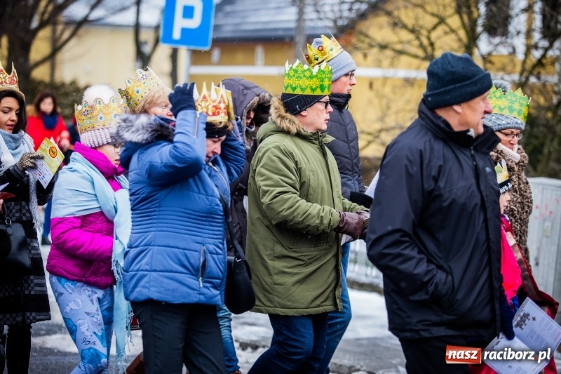 Zdjęcie w galerii na portalu naszraciborz.pl: Raciborski Orszak Trzech Króli tym razem miał trzy strumienie WIDEO wiadomości z regionu