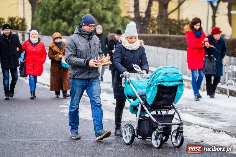 Zdjęcie w galerii na portalu naszraciborz.pl: Raciborski Orszak Trzech Króli tym razem miał trzy strumienie WIDEO wiadomości z regionu