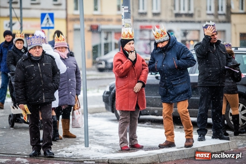 Zdjęcie w galerii na portalu naszraciborz.pl: Raciborski Orszak Trzech Króli tym razem miał trzy strumienie WIDEO wiadomości z regionu