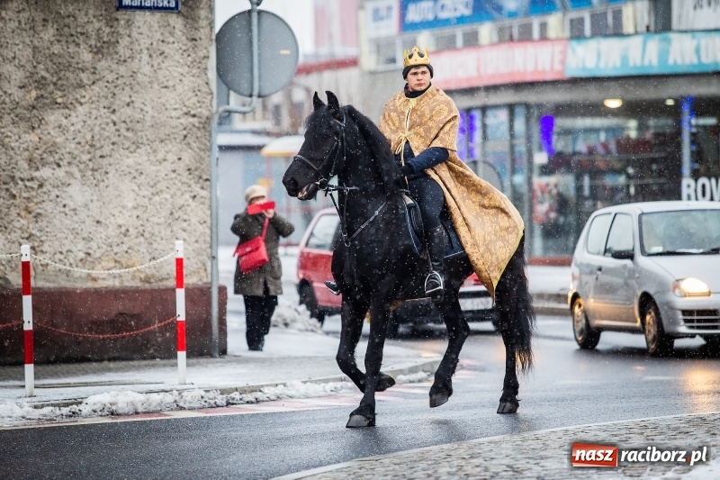 Zdjęcie w galerii na portalu naszraciborz.pl: Raciborski Orszak Trzech Króli tym razem miał trzy strumienie WIDEO wiadomości z regionu