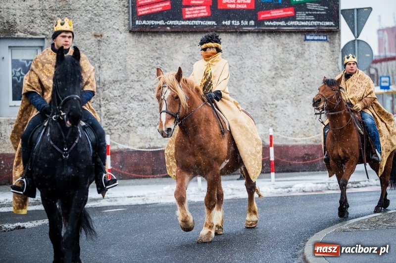 Zdjęcie w galerii na portalu naszraciborz.pl: Raciborski Orszak Trzech Króli tym razem miał trzy strumienie WIDEO wiadomości z regionu