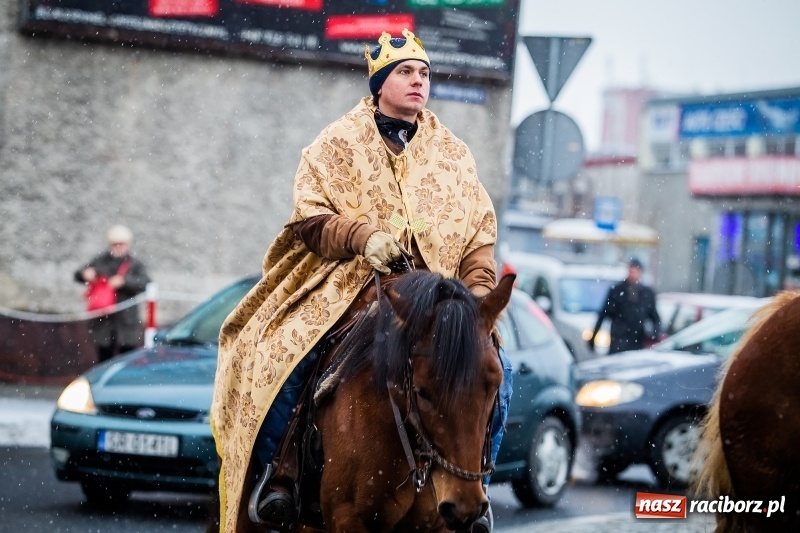 Zdjęcie w galerii na portalu naszraciborz.pl: Raciborski Orszak Trzech Króli tym razem miał trzy strumienie WIDEO wiadomości z regionu