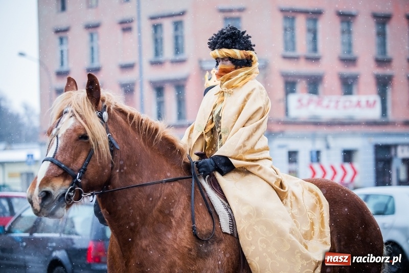 Zdjęcie w galerii na portalu naszraciborz.pl: Raciborski Orszak Trzech Króli tym razem miał trzy strumienie WIDEO wiadomości z regionu