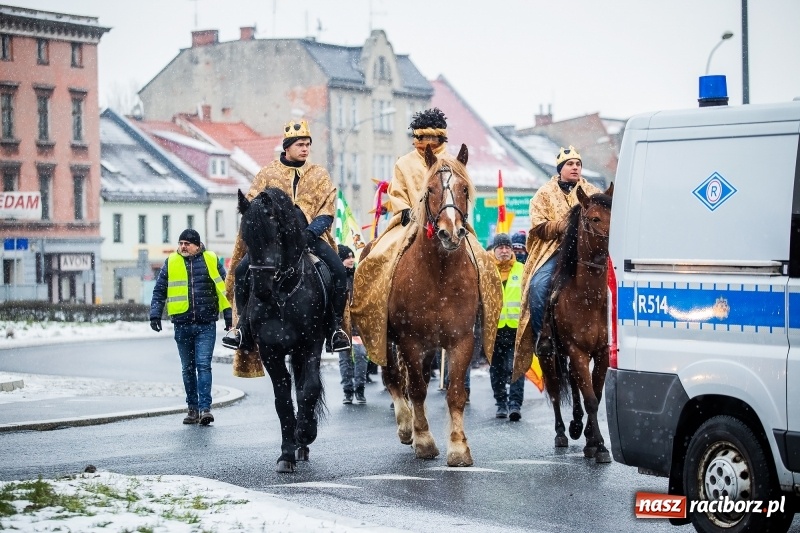 Zdjęcie w galerii na portalu naszraciborz.pl: Raciborski Orszak Trzech Króli tym razem miał trzy strumienie WIDEO wiadomości z regionu