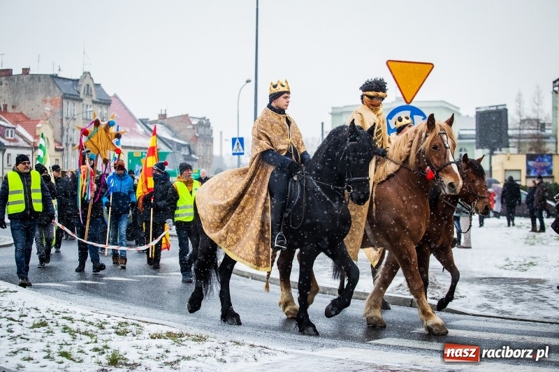 Zdjęcie w galerii na portalu naszraciborz.pl: Raciborski Orszak Trzech Króli tym razem miał trzy strumienie WIDEO wiadomości z regionu