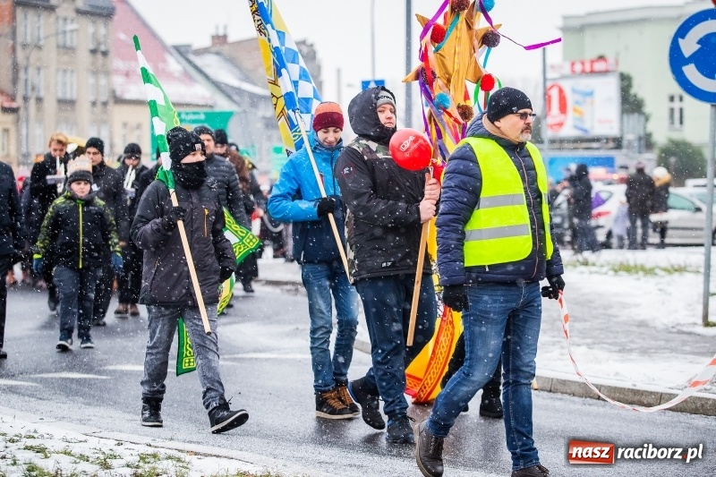 Zdjęcie w galerii na portalu naszraciborz.pl: Raciborski Orszak Trzech Króli tym razem miał trzy strumienie WIDEO wiadomości z regionu