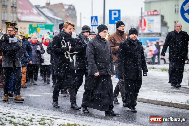 Zdjęcie w galerii na portalu naszraciborz.pl: Raciborski Orszak Trzech Króli tym razem miał trzy strumienie WIDEO wiadomości z regionu