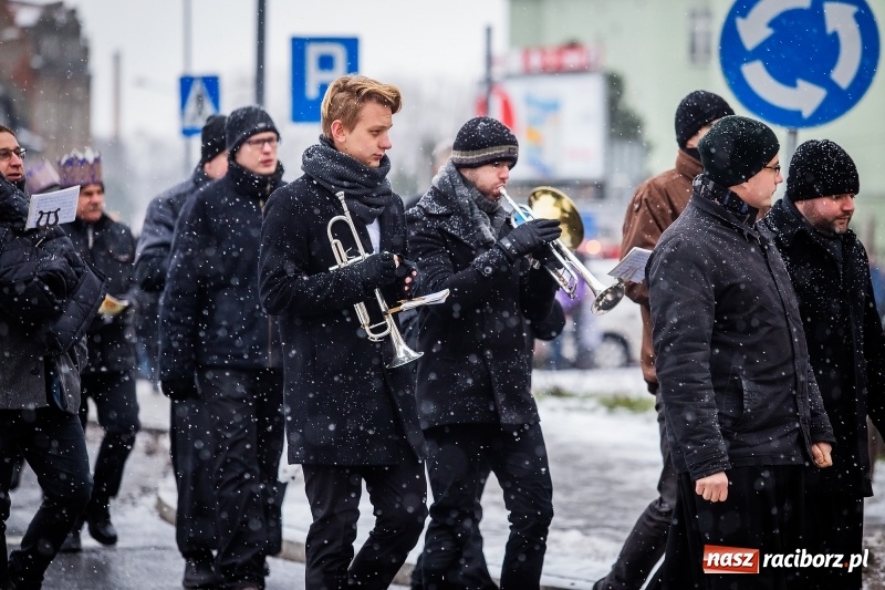 Zdjęcie w galerii na portalu naszraciborz.pl: Raciborski Orszak Trzech Króli tym razem miał trzy strumienie WIDEO wiadomości z regionu