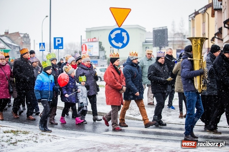 Zdjęcie w galerii na portalu naszraciborz.pl: Raciborski Orszak Trzech Króli tym razem miał trzy strumienie WIDEO wiadomości z regionu