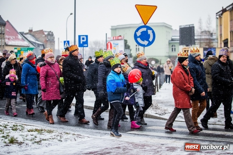 Zdjęcie w galerii na portalu naszraciborz.pl: Raciborski Orszak Trzech Króli tym razem miał trzy strumienie WIDEO wiadomości z regionu