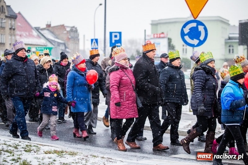 Zdjęcie w galerii na portalu naszraciborz.pl: Raciborski Orszak Trzech Króli tym razem miał trzy strumienie WIDEO wiadomości z regionu
