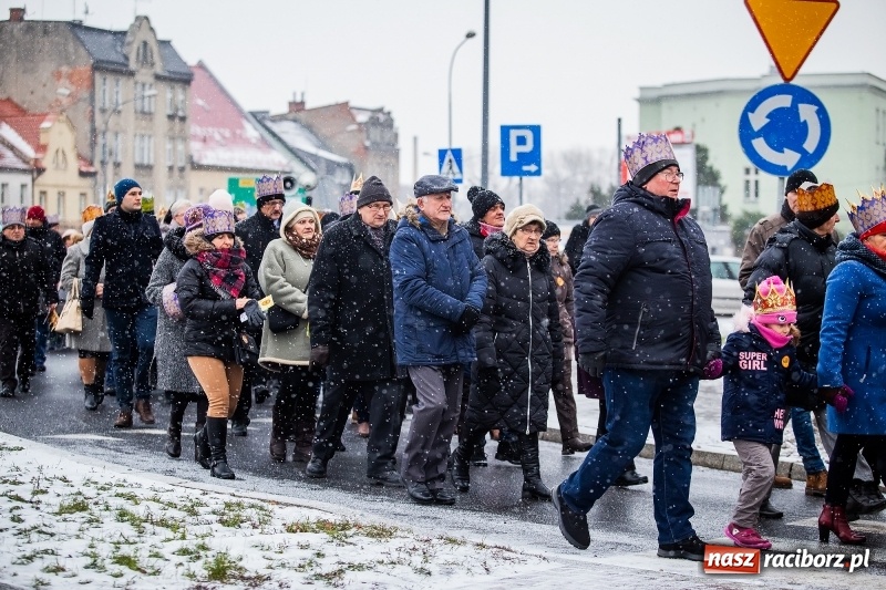 Zdjęcie w galerii na portalu naszraciborz.pl: Raciborski Orszak Trzech Króli tym razem miał trzy strumienie WIDEO wiadomości z regionu