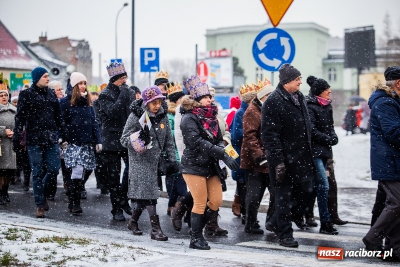 Zdjęcie w galerii na portalu naszraciborz.pl: Raciborski Orszak Trzech Króli tym razem miał trzy strumienie WIDEO wiadomości z regionu