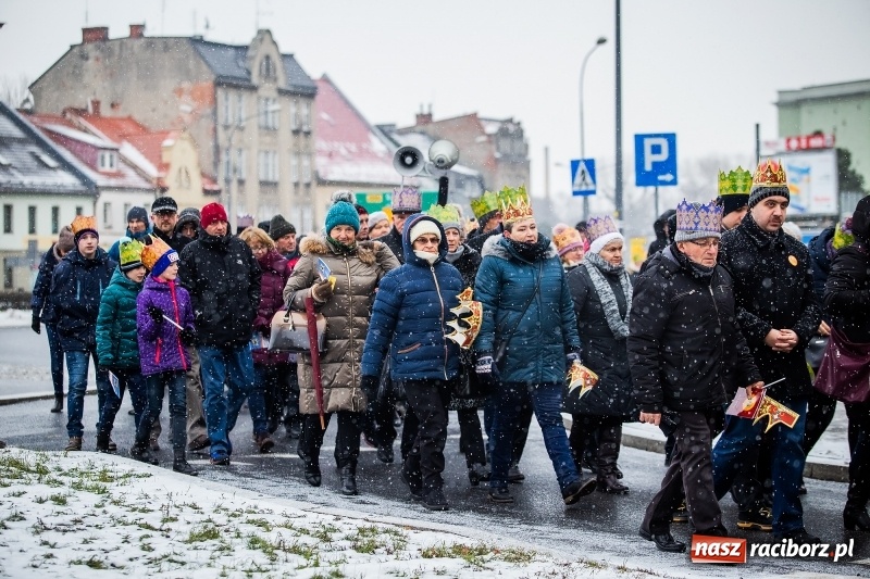 Zdjęcie w galerii na portalu naszraciborz.pl: Raciborski Orszak Trzech Króli tym razem miał trzy strumienie WIDEO wiadomości z regionu