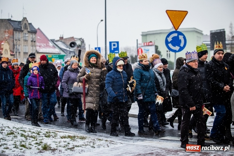 Zdjęcie w galerii na portalu naszraciborz.pl: Raciborski Orszak Trzech Króli tym razem miał trzy strumienie WIDEO wiadomości z regionu