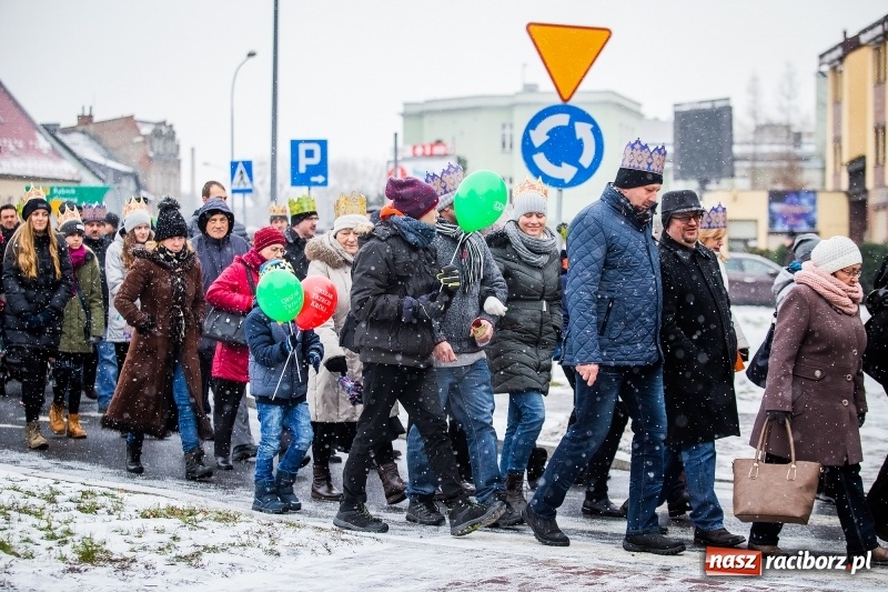 Zdjęcie w galerii na portalu naszraciborz.pl: Raciborski Orszak Trzech Króli tym razem miał trzy strumienie WIDEO wiadomości z regionu